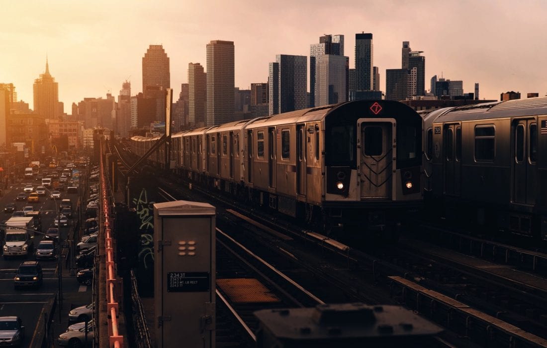7 train during golden hour in nyc - how to use the subway in nyc